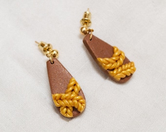 Boucles d’oreilles tressées Drop. Boucle d’oreille en cuivre et or. Boucle d’oreille tressée Clay Dangle. Boucle d’oreille Boho. Boucle d’oreille asymétrique. Boucle d’oreille en argile. Cadeau pour elle