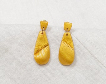 L’or se plie et se rassemble. Stitches Boucles d’oreilles pendantes. Déposer des boucles d’oreilles. Boucle d’oreille Dangle unique. Boucle d’oreille asymétrique. Boucle d’oreille en argile. Cadeau. Métallique