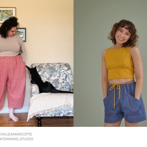 Puede incluir: Dos mujeres con atuendos diferentes. La mujer de la izquierda lleva una blusa beige y pantalones de cuadros rojos y blancos. La mujer de la derecha lleva un top amarillo sin mangas y pantalones cortos azules con un cord&oacute;n amarillo.