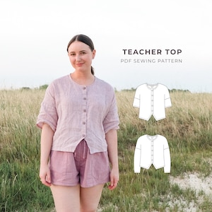 Może przedstawiać: Jasnofioletowa bluzka zapinana na guziki z okrągłym dekoltem i rękawami do łokci. Obraz zawiera tekst TEACHER TOP PDF SEWING PATTERN oraz dwa czarno-białe rysunki liniowe przedstawiające bluzkę w wariantach z krótkim i długim rękawem.