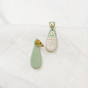 Boucles doreilles Daisy Drop. Boucle doreille Green Daisy Dangle. Boucle doreille vintage Clay Dangle. Boucle doreille Daisy. Boucle doreille florale. Boucle doreille Drop. Boucle doreille en argile image 3