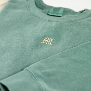 Comfort Colors/Gildan Single Letter Monogram Sweatshirt - Personalized Sweater, Custom Initials, Monogrammed Fashion, Stylish Embroidery