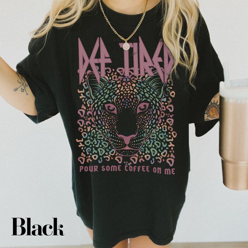Puede incluir: Camiseta negra con estampado de leopardo arco&iacute;ris y el texto "De-Tired Pour Some Coffee On Me".