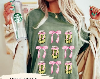 Camiseta Coquette Pickle: Divertida camiseta rosa con lazo