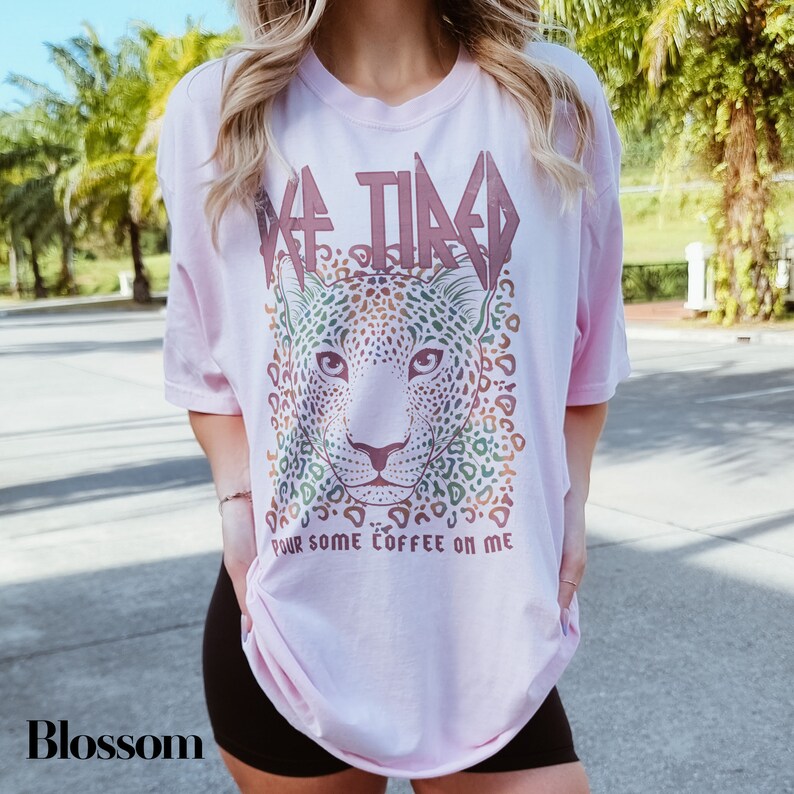 Puede incluir: Camiseta rosa de gran tama&ntilde;o con un estampado de leopardo y el texto "I'm Tired Pour Some Coffee On Me".