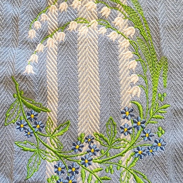 Geschirrtuch mit bestickter Blume: Maiglöckchen und Vergissmeinnicht