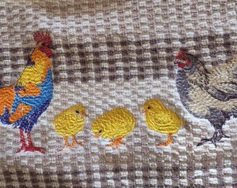 Familia de gallinas coloridas bordadas: decoración de granja, encanto campestre.