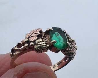 Vintage 10K Black Hills gouden smaragd ring maat 6,5 driekleurig bladgoud motief ovale groene steen landgoedsieraden