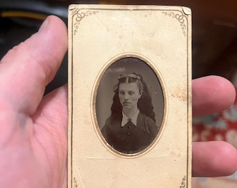 ca 1870 Antik viktorianskt tontypiskt fotografi av ung kvinna med långa lockar – Original utsmyckad pappersmontering – 1860–1870-talet