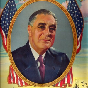 Puede incluir: Un retrato vintage de un hombre con traje oscuro y corbata, enmarcado sobre un fondo de banderas americanas. El hombre mira directamente al espectador con una expresión seria. La imagen es probablemente de mediados del siglo XX.