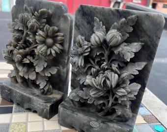 Sujetalibros florales de piedra tallada china vintage, de esteatita de jade gris con crisantemos, arte decorativo asiático (par)