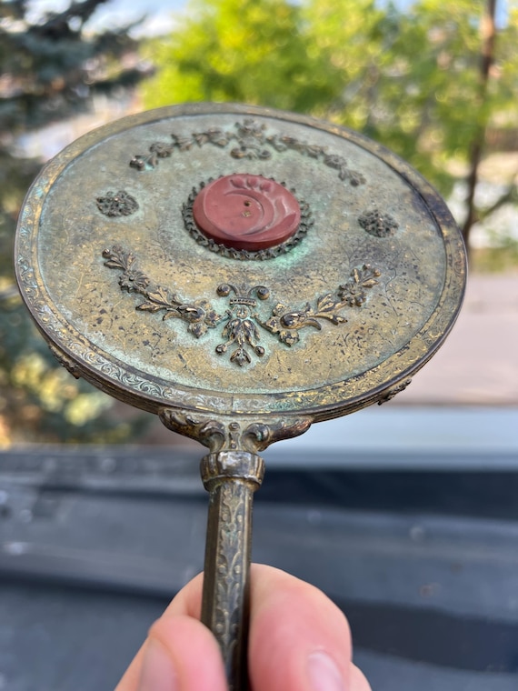 Antiker viktorianischer Handspiegel – verzierte Bronze mit gemeißeltem rotem Steinmedaillon, ca. Ende des 19. bis Anfang des 20.Jahrhunderts