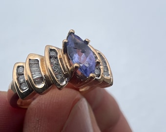 Anillo antiguo de oro de 10 quilates con tanzanita y diamantes talla marquesa, talla 6.5, engaste escalonado con diamantes talla baguette y redondos.