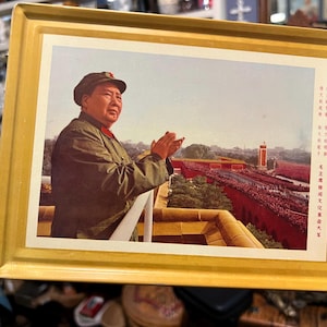 Vintage-Propagandaplakette der chinesischen Kulturrevolution aus Metall - Präsident Mao auf dem Tiananmen-Platz - Ära der Roten Garden