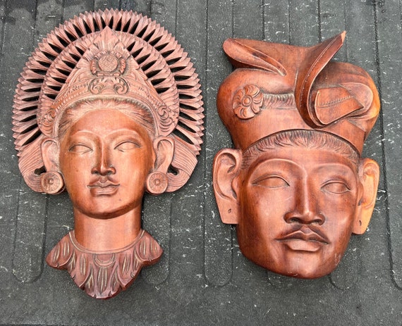 インドネシア・バリ島　木彫り　彫刻　男女 20世紀半ばのバリ島インドネシアの木製の男性と女性の顔の彫刻 - Etsy 日本