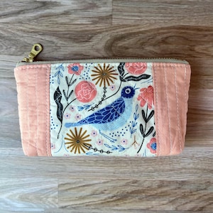 Monedero acolchado - Pájaro azul, flores, detalles en melocotón - Minibolso con cremallera - Organizador de monedero