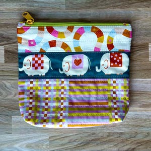 Bolsa con cremallera de patchwork brillante: bolsa acolchada hecha a mano con elefantes y cremallera verde