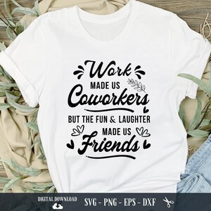 Könnte beinhalten: Weißes T-Shirt mit schwarzem Text, der "Work made us coworkers but the fun & laughter made us friends" lautet. Der Text ist von Herzen und einem kleinen Blattdesign umgeben.
