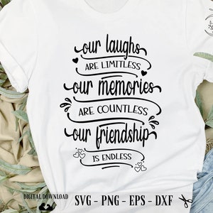 Puede incluir: Camiseta blanca con texto negro que dice "nuestras risas son ilimitadas, nuestros recuerdos son innumerables, nuestra amistad es eterna".