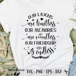 Puede incluir: Camiseta blanca con texto negro que dice "OUR LAUGHS are limitless OUR MEMORIES are countless OUR FRIENDSHIP is endless". El texto está en una fuente cursiva e incluye pequeños corazones y estrellas. La camiseta está sobre una superficie de madera con un par de pantalones vaqueros azules y hojas verdes.