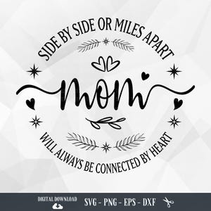 Maman SVG, côte à côte ou à des kilomètres l'un de l'autre, cadeau de fête des mères, dictons de maman, chemise mère, citation de maman, bonne fête des mères, dictons de maman, maman, PNG