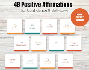 Puede incluir: Un conjunto de 48 tarjetas de afirmación imprimibles con fondo blanco y bordes de colores. Las tarjetas presentan afirmaciones positivas para la confianza en sí mismo y el amor propio. El texto de las tarjetas está en blanco y negro. Las tarjetas están dispuestas en una cuadrícula sobre un fondo de madera.