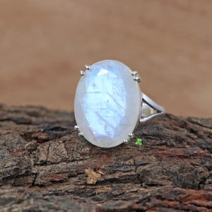 オーバルレインボームーンストーンリング：925スターリングシルバー、ブルーファイア