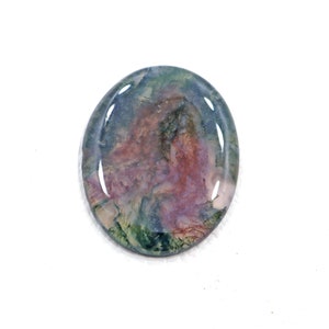 Könnte beinhalten: Ovaler grüner, rosa und weißer Achat-Cabochon mit polierter Oberfläche.