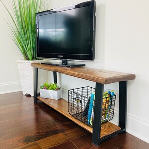Mueble para TV con consola de madera maciza, soporte para TV, consola multimedia con patas de metal, soporte para tocadiscos, PERSONALIZABLE imagen 2