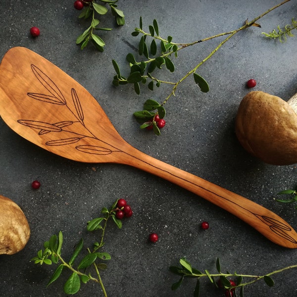 Handmade rustic wooden spatula with plant engraving, Unique serving spatula, Floral art, Eco friendly housewarming gift, Home cooking tool