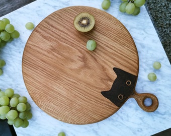 Unique Hand-Engraved wooden pizza board with whimsical black cat design, Perfect birthday gift for cat lover, Round bread  /cheese board