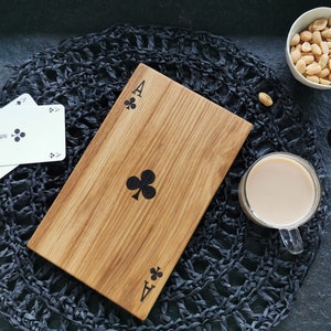 Tábua de frios artesanal com ás de paus, presentes de pôquer, presente exclusivo para jogadores de cartas, tábua de café da manhã de madeira com arte pirográfica para jogadores de cartas