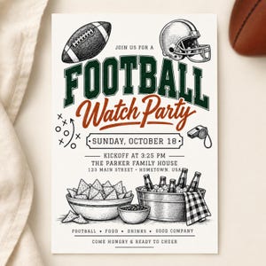 Puede incluir: Una tarjeta de invitación blanca para una fiesta de fútbol americano con ilustraciones de un balón, casco, silbato, tazón de patatas y cubeta de bebidas. El texto incluye JOIN US FOR A FOOTBALL WATCH PARTY, SUNDAY, OCTOBER 18 y la dirección.