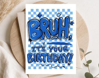 Peut inclure: Une carte de vœux rectangulaire avec un fond à carreaux bleu clair et blanc. Le texte BRUH, IT'S YOUR BIRTHDAY! est écrit dans une police de style graffiti bleu foncé avec des contours noirs, agrémenté de petites étoiles et de losanges.