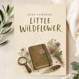 Può includere: Una stampa rettangolare su carta color crema con il testo STAY CURIOUS, LITTLE WILDFLOWER in verde scuro. L'illustrazione include un taccuino marrone, una lente d'ingrandimento, una piuma e un piccolo bouquet di fiori di campo pressati.