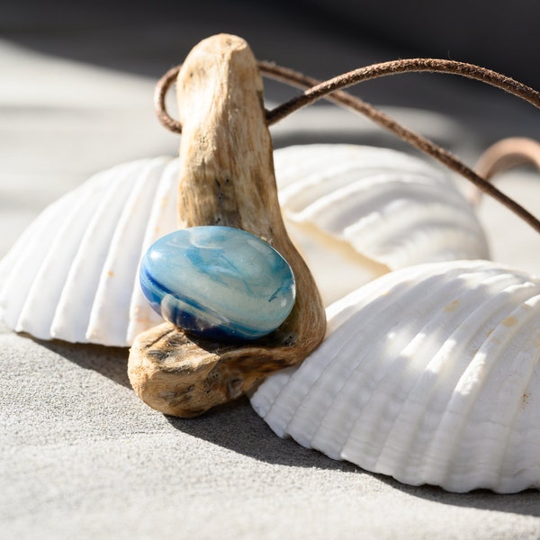 Collier en bois flotté et magnifique Agathe bleue bicolor