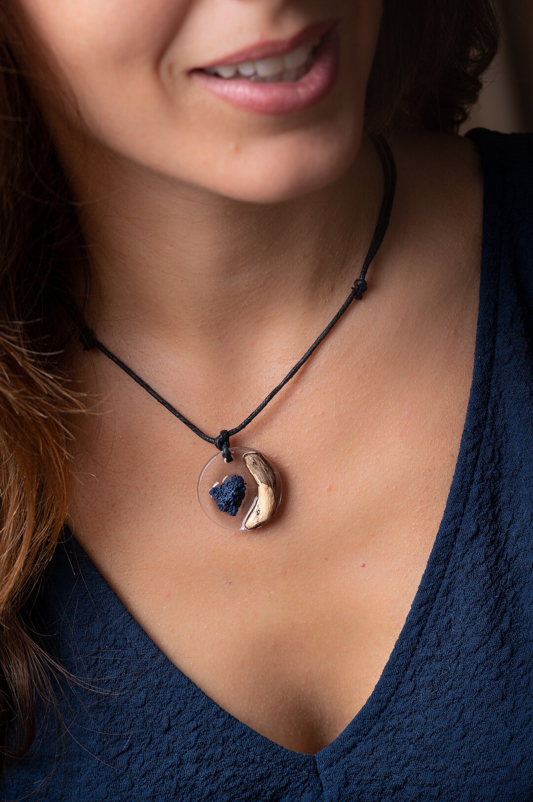 COLLIER RÉSINE GRIS main image 0