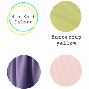 Op de afbeelding: Vier stofstalen die verschillende kleuren rib gebreide stof laten zien. De kleuren zijn boterbloemgeel, lila, blush en lichtgroen.