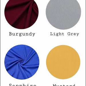 Op de afbeelding: Vier stofstalen in verschillende kleuren: bordeauxrood, lichtgrijs, saffierblauw en mosterdgeel. De stof heeft een geribbelde textuur.