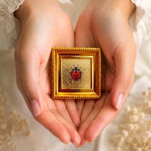 Pequeño cuadro al óleo de mariquita sobre pan de oro, mini cuadro de insectos enmarcado, pequeña pintura original de escarabajo, lindo regalo de la naturaleza