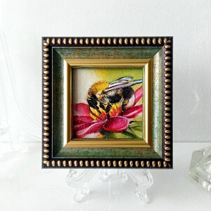 Pintura al óleo de una pequeña abeja: Abejorro sobre una flor, paisaje de verano con abejorro, decoración para el hogar, 5 x 5 cm
