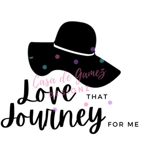 Può includere: Un cappello da sole nero con una fascia bianca e pois colorati. La frase "Love That Journey For Me" è scritta in corsivo nero, con il nome del negozio "Casa de Gamez" in rosa.