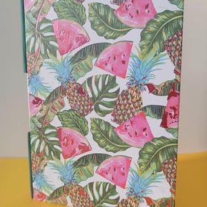 Quaderno A5 "Brezza estiva". Quaderno "Anguria con effetto lucido". Quaderno "Monstera". Quaderno "Ananas". Quaderno "Cactus lucido". Cactus.