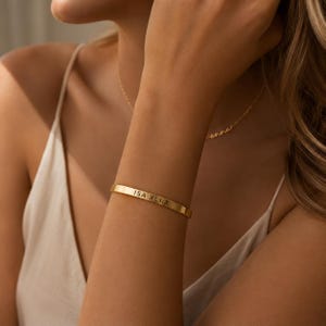 Pulsera cristiana para mujer, pulsera de fe grabada en oro, joyería con versículo bíblico o frase cristiana, regalo cristiano para ella.