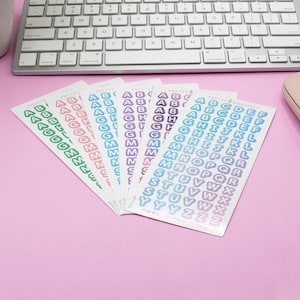 Adesivos holográficos de sombra com letras maiúsculas de 7 mm, folhas de adesivos minúsculos de alfabeto pastel, artigos de papelaria fofos coreanos e japoneses, estética Y2K