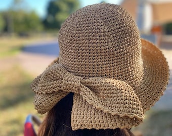 Conjunto de sombrero Panamá de paja hecho a mano y bolso de mimbre: estilo veraniego playero
