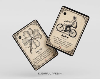 Può includere: Due carte dei tarocchi con bordi neri e un design vintage. La carta a sinistra è etichettata "Clover" e presenta un trifoglio a quattro foglie. La carta a destra è etichettata "Rider" e presenta una persona che va in bicicletta.
