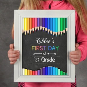 "Erster Schultag druckbares Schild für jede Klasse Tafel und Buntstifte Grundkenntnisse ""Back toschool Prop Poster"" Sofort Download."