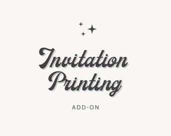 以下が含まれることがあります： クリーム色の背景に、スタイリッシュな筆記体フォントで「Invitation Printing」の文字。その下に、より小さなサンセリフフォントで「ADD-ON」の文字。メインテキストの上には、3つの小さなスターバーストグラフィックがあります。