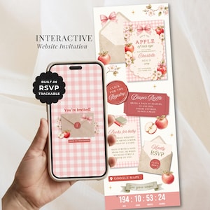 以下が含まれることがあります： スマートフォン画面と縦型カードに表示されたインタラクティブなデジタルベビーシャワー招待状。ピンクのギンガムチェック柄、リンゴのイラスト、花のアクセント、そして「Apple of our eye」、「Diaper Raffle」、「RSVP」などのテキストがデザインされています。